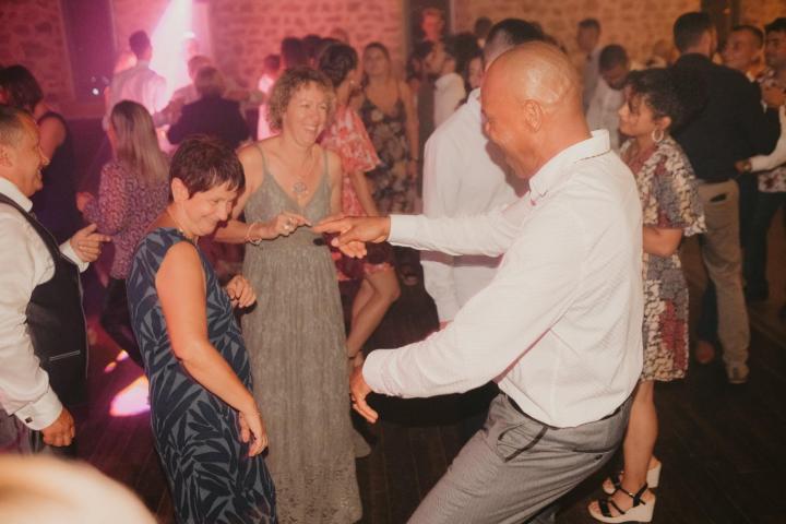 Profitez des prestations d’un DJ qualifié lors de vos soirées d’anniversaire à Saint-Étienne.